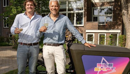 Rob de Laat (rechts) wordt via Enthri Capital minderheidsaandeelhouder van Bikeshift. Samen met oprichter Lodewijk van Nooten proost hij op deze volgende groeifase.