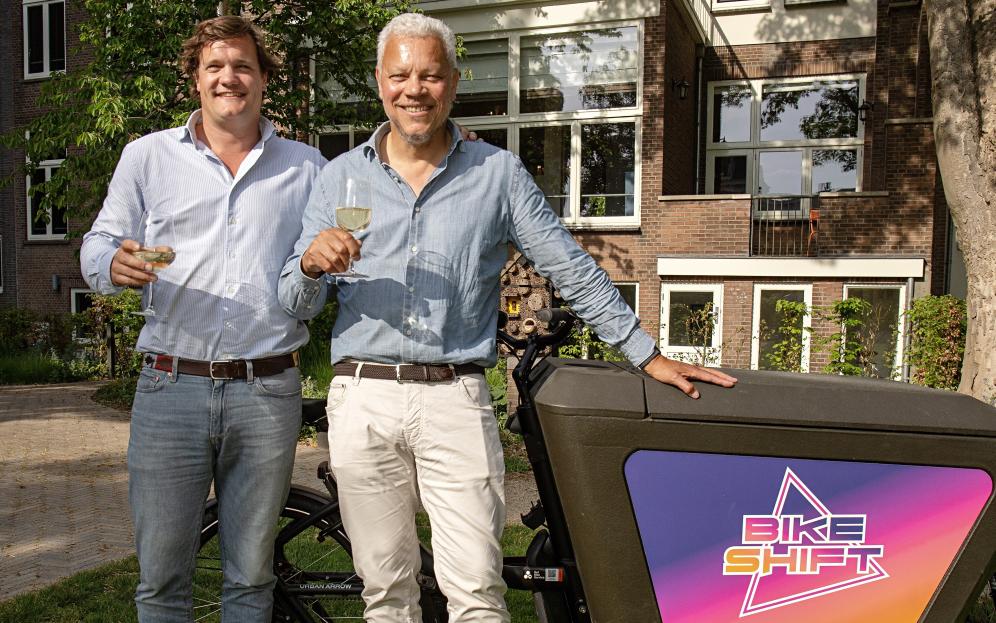 Rob de Laat (rechts) wordt via Enthri Capital minderheidsaandeelhouder van Bikeshift. Samen met oprichter Lodewijk van Nooten proost hij op deze volgende groeifase.