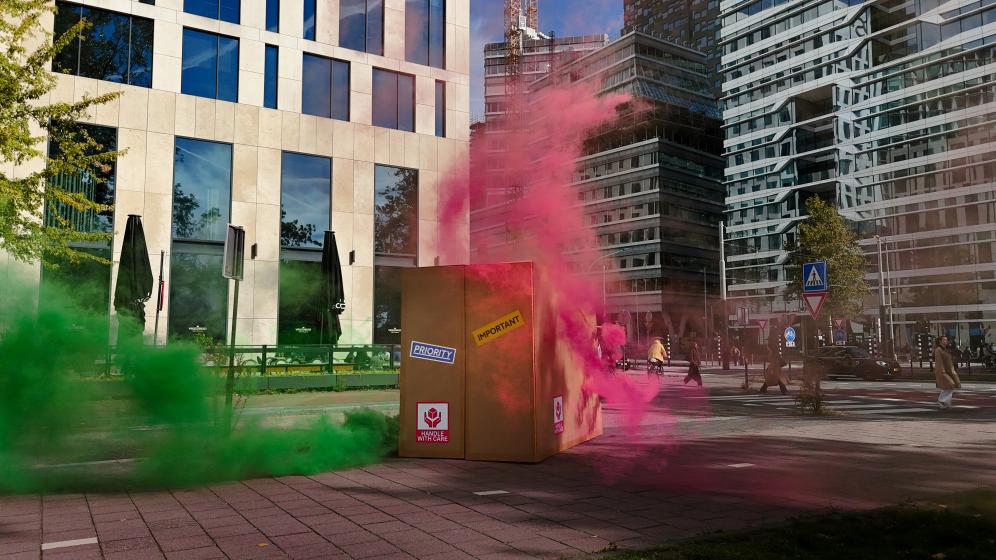 Vandaag werden er geen maaltijden of pakketjes bezorgd op de Zuidas in Amsterdam, maar een bezorger!