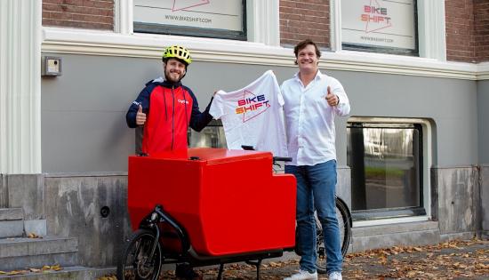Mark (fietskoerier Bikeshift werkend bij Cycloon) en Lodewijk van Nooten CEO Bikeshift