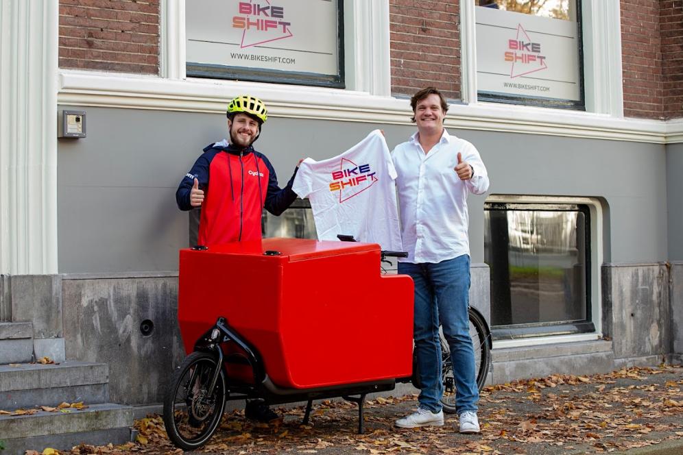 Mark (fietskoerier Bikeshift werkend bij Cycloon) en Lodewijk van Nooten CEO Bikeshift